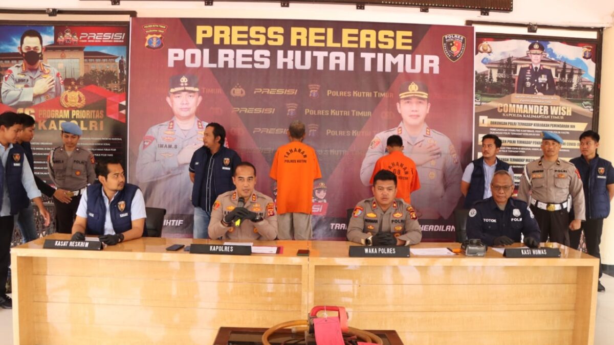 Dua pelaku penyelundupan BBM dihadirkan dalam press release di Polres Kutai Timur (Foto: Istimewa)