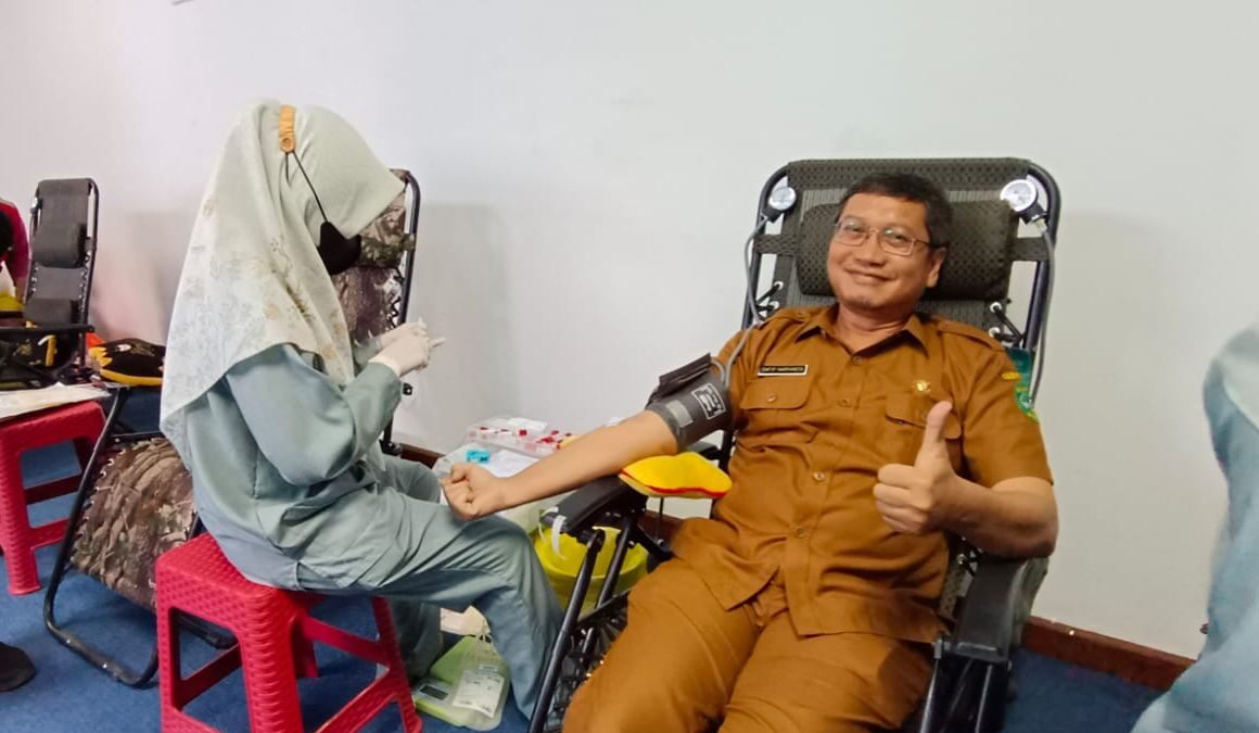 Kepala Diskominfo Kukar, Dafip Haryanto saat mendonorkan darah ke PMI Kukar (Foto: Diskominfo Kukar)
