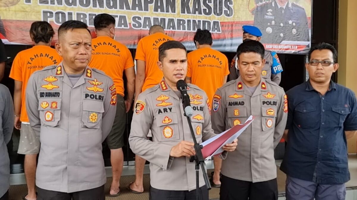 Empat pelaku pencurian motor saat dihadirkan dalam press release di Polresta Samarinda (foto: Klausa.co)