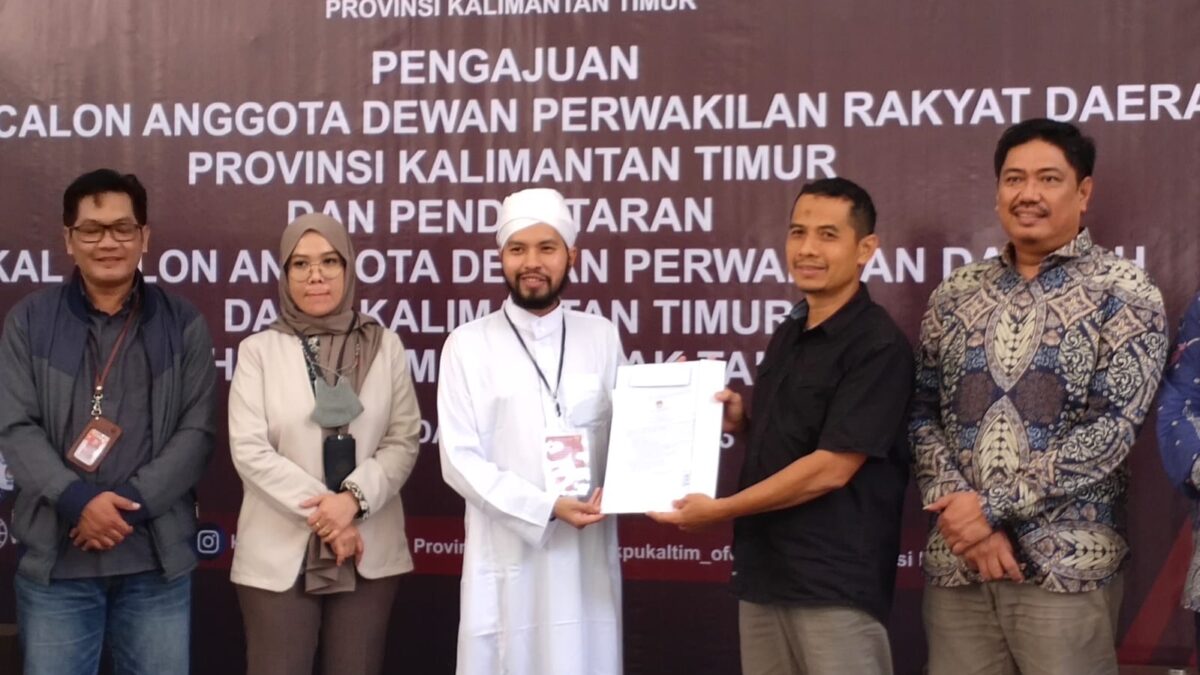 Habib Ahmad Bahasyim, saat menyerahkan berkas pendaftaran calon DPD RI Kaltim kepada KPU Kaltim