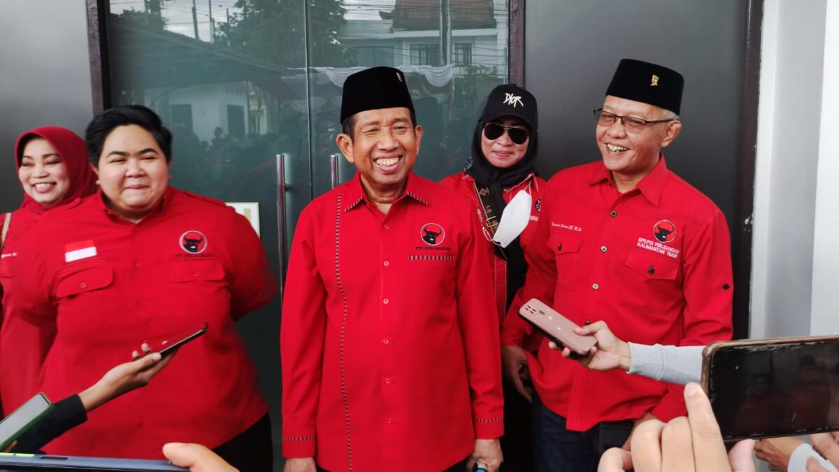 Ketua DPD PDI Perjuangan Kaltim, Safaruddin (tengah) bersama Ananda Emira Moeis (kiri) dan Muhammad Samsun (kanan), menyambangi kantor KPU Kaltim guna mendaftarkan beberapa Kader PDI Perjuangan sebagai calon anggota DPRD Kaltim (Foto: Klausa.co)