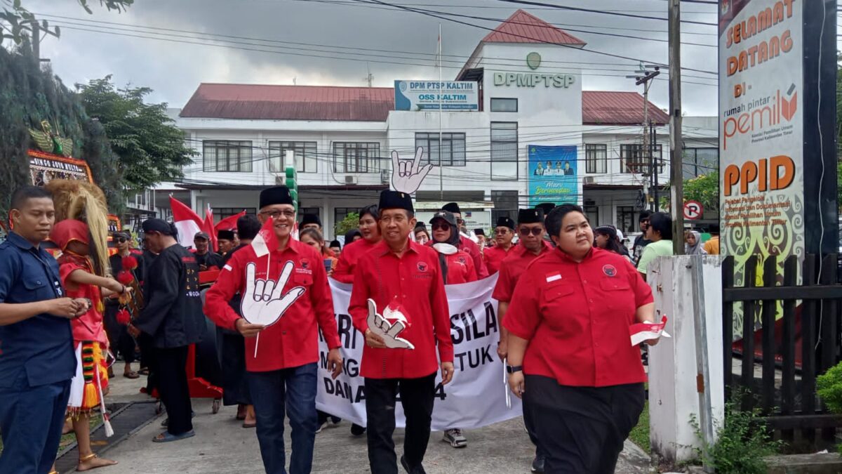 Rombongan kader DPD PDI Perjuangan Kaltim tiba di kantor KPU Kaltim (Foto: Klausa.co)