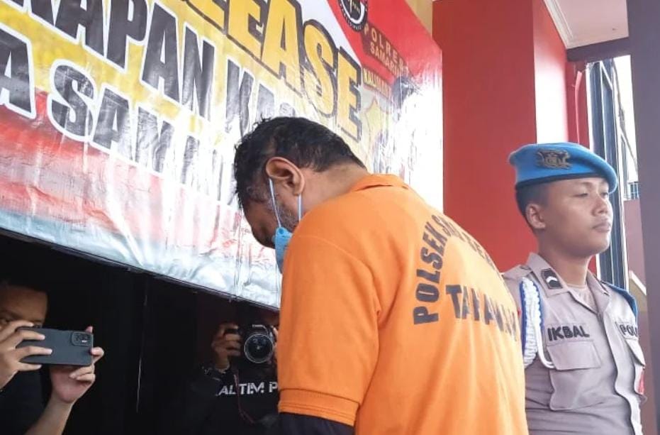 Pelaku Aliansyah saat dihadirkan polisi dalam pers rilis di Halaman Polresta Samarinda, Kamis (11/5/2023). (foto: Istimewa)