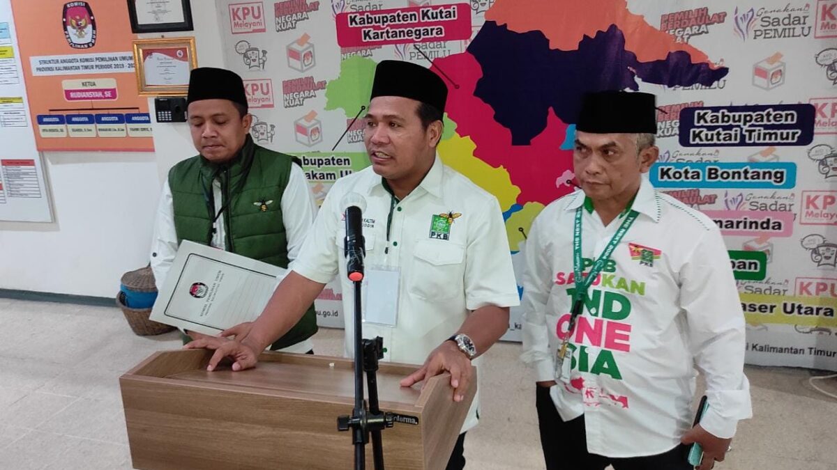 Ketua DPW PKB Kaltim, Syafruddin saat mendaftarkan 55 bacaleg di KPU Kaltim (Foto: Apr/Klausa)