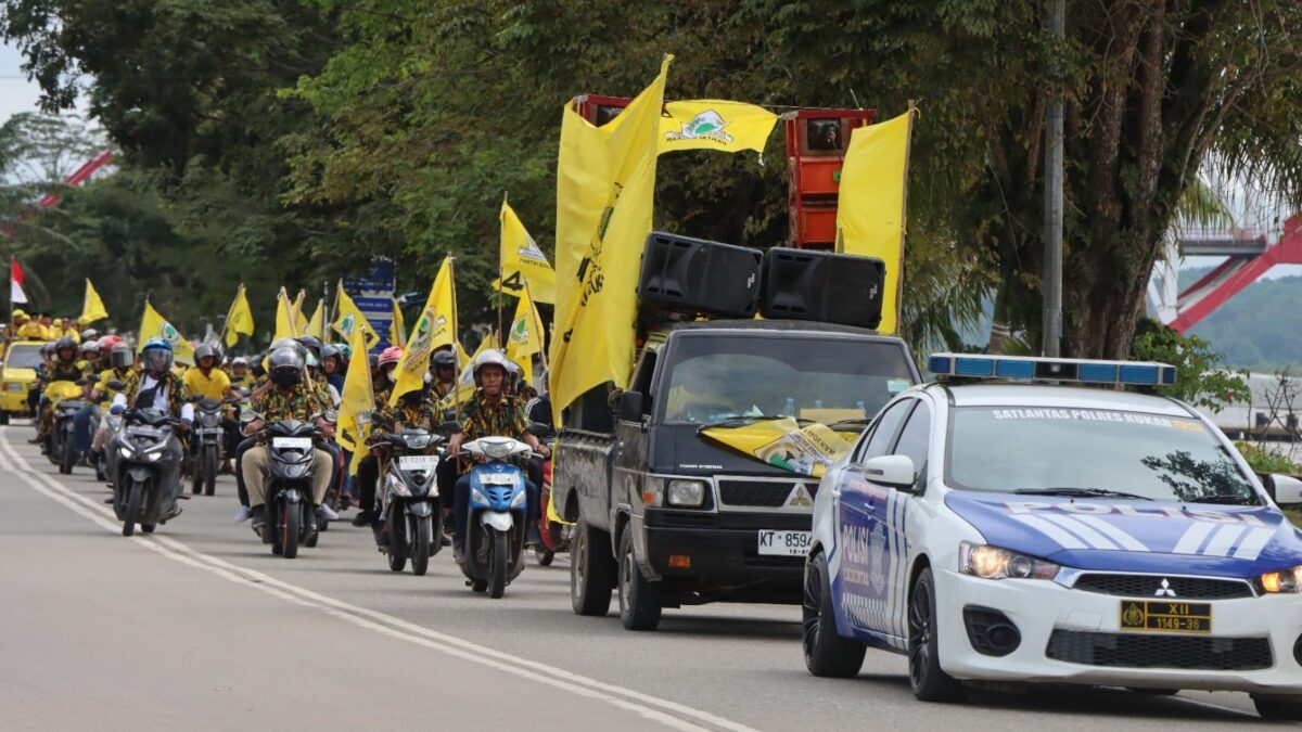 Rombongan DPD Golkar Kukar saat hendak mendaftarkan bacaleg ke KPU Kukar pada Minggu (14/5/2023) (Foto: Istimewa)