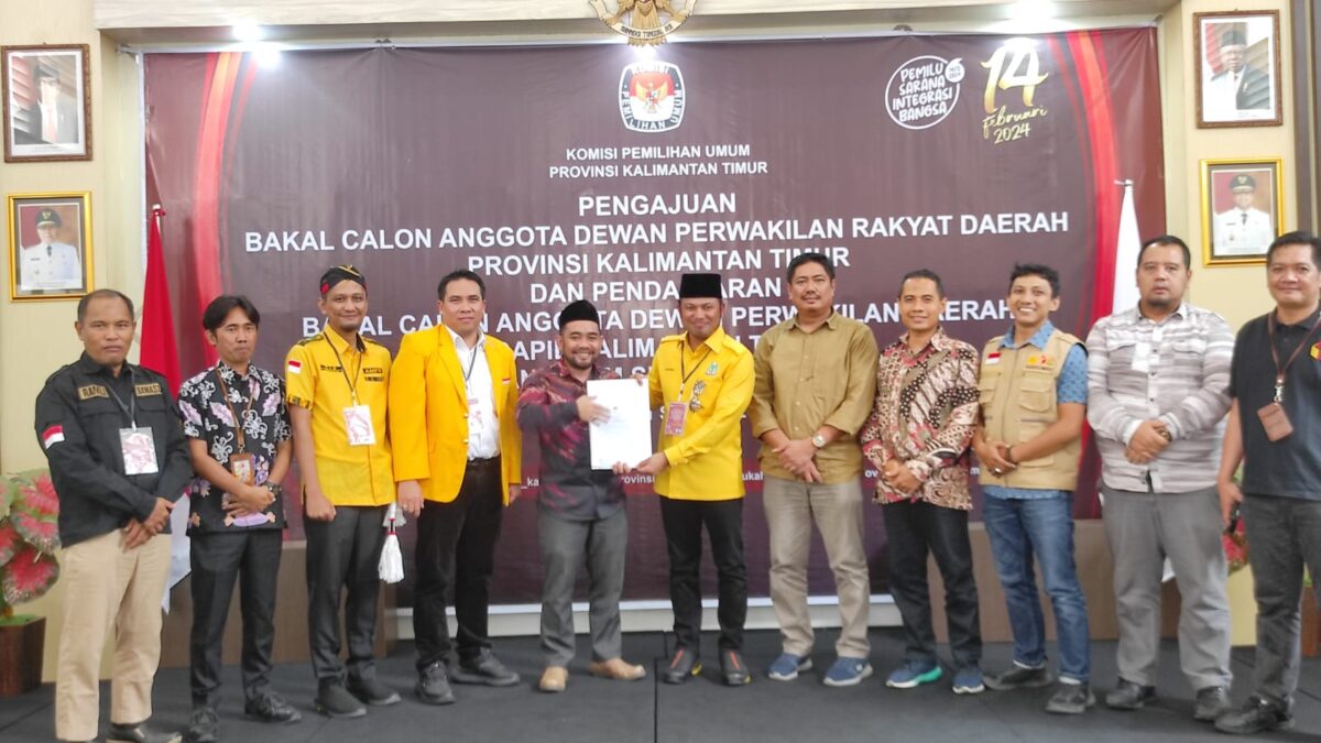 Ketua DPD I Partai Golkar Provinsi Kaltim Rudi Mas’ud  mendaftarkan 55 bacaleg ke KPU Provinsi Kaltim (foto: Apr/Klausa)