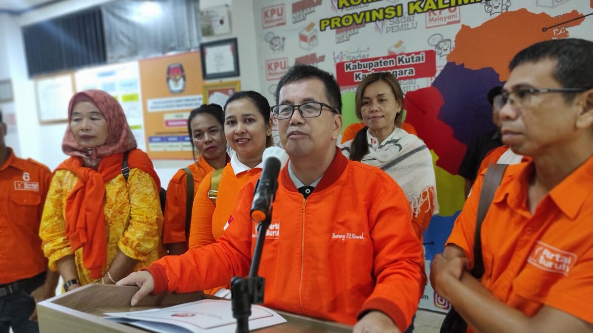 Ketua Partai Buruh Exco Kaltim Benny RB Kowel saat melakukan konferensi pers pendaftaran 33 bacaleg di KPU Provinsi Kaltim, Minggu (14/5/2023). (foto: Apr/Klausa)