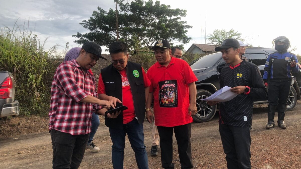 Wakil Bupati Kutai Kartanegara (Kukar) Rendi Solihin saat mengawasi pekerjaan peningkatan jalan (Foto: Istimewa)