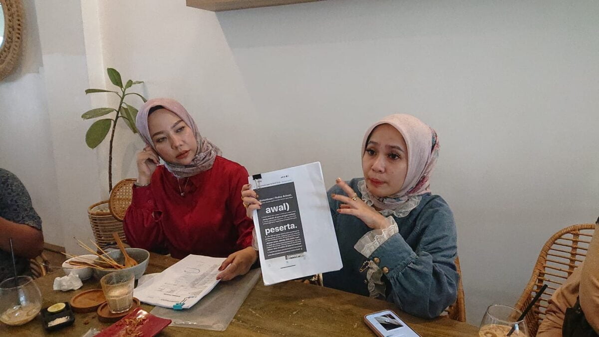 Melisa saat menerangkan kronologi penipuan yang dialaminya (foto: Klausa.co)