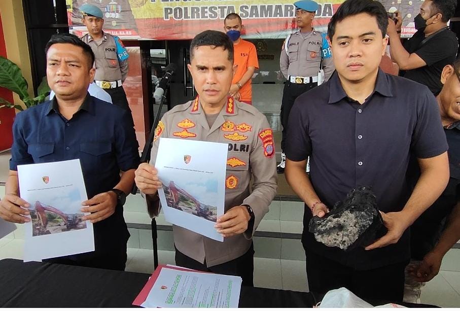 Kapolresta Samarinda, Kombes Pol Ary Fadli saat merilis kasus ungkapan tambang ilegal yang dilakukan pelaku Zainuddin di kawasan Muang Dalam (foto: Klausa.co)