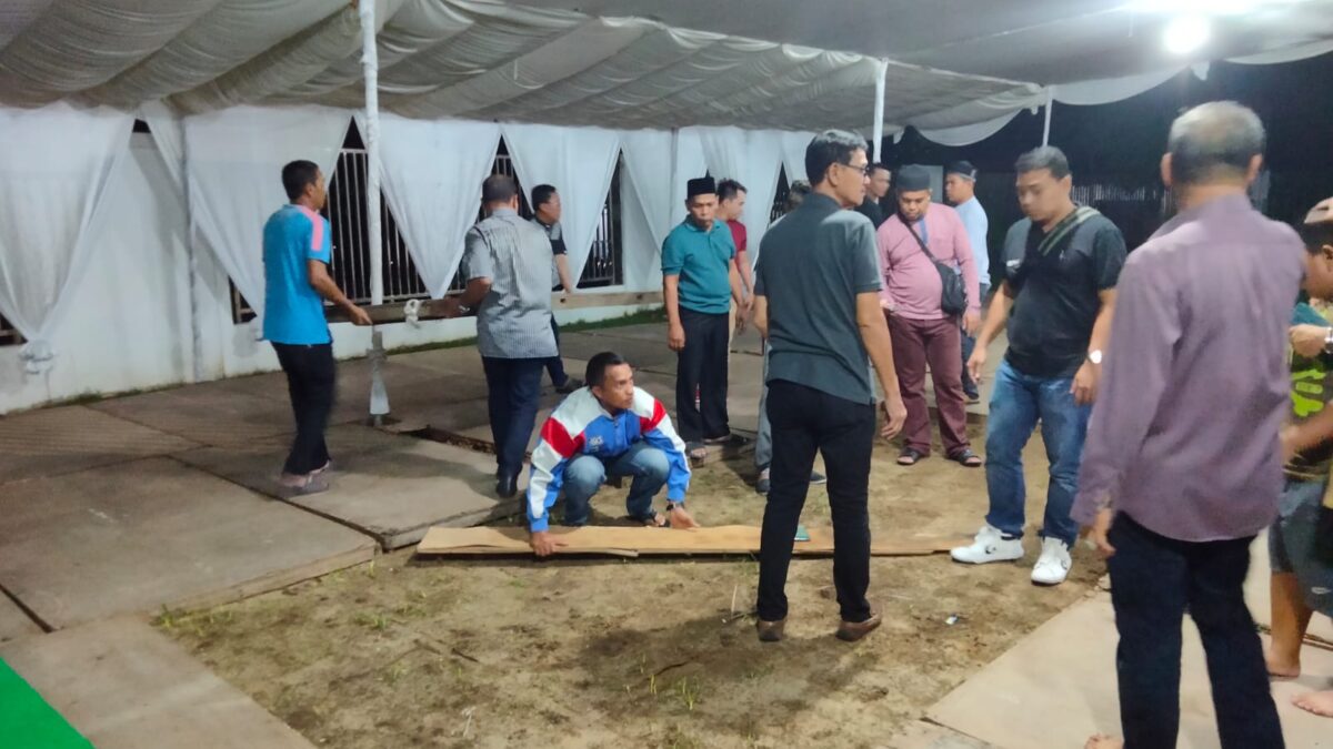 Suasana duka menyelimuti keluarga dan kerabat yang menanti kedatangan jenazah alamarhumah di kediaman pribadi Isran Noor di jalan Adipura (Foto: Klausa)