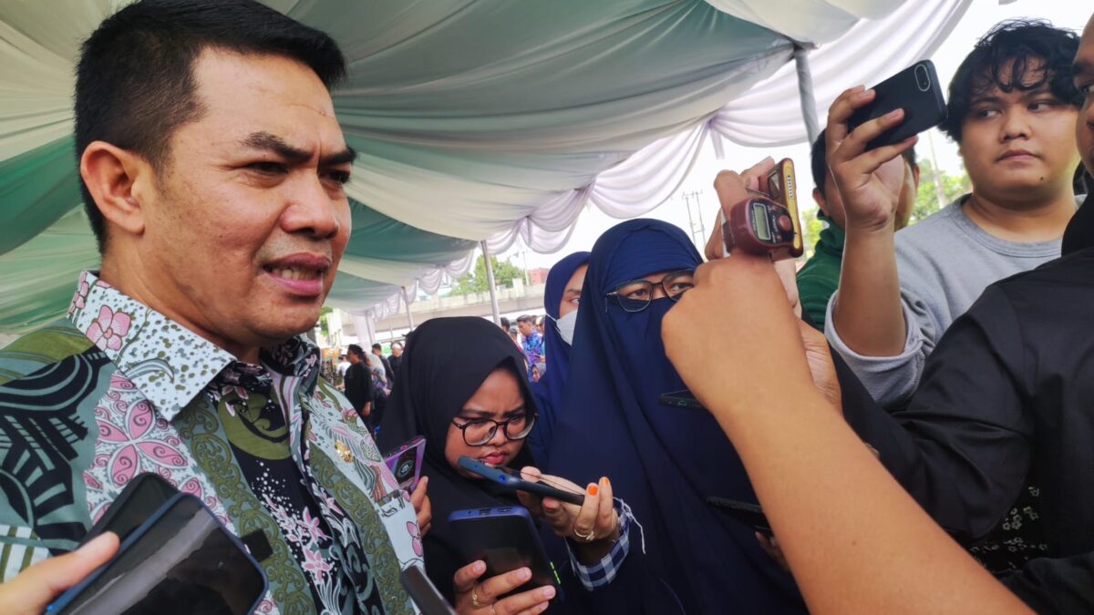 Wali Kota Samarinda, Andi Harun saat menghadiri pemakaman almarhumah Hj Norbaiti Isran Noor (foto: Apr/Klausa)