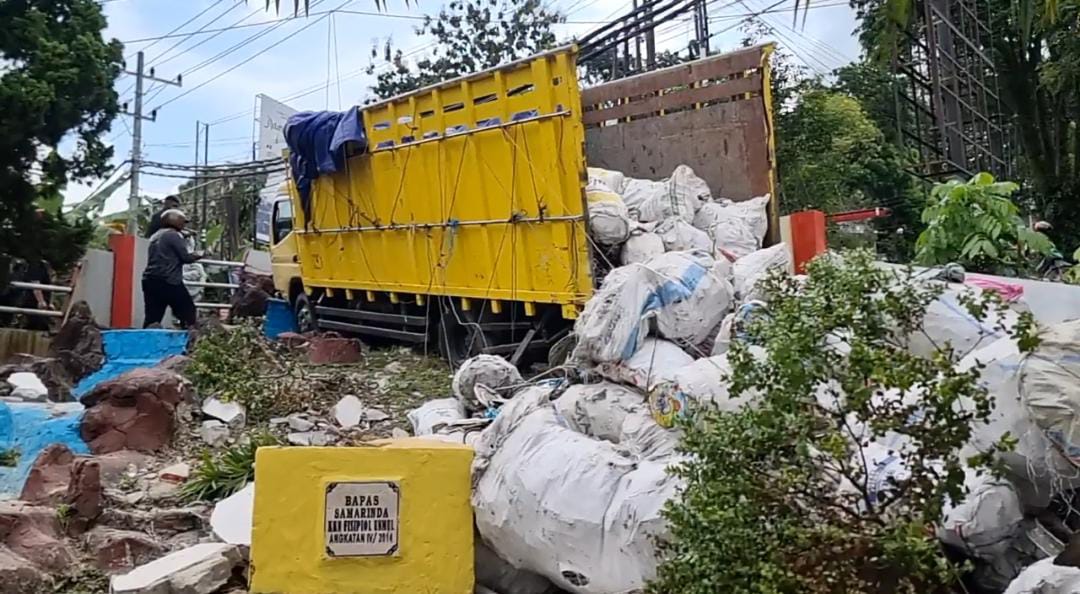 Truk bernopol KT 8480 ED yang temundur di jalan MT Haryono (foto: Klausa)