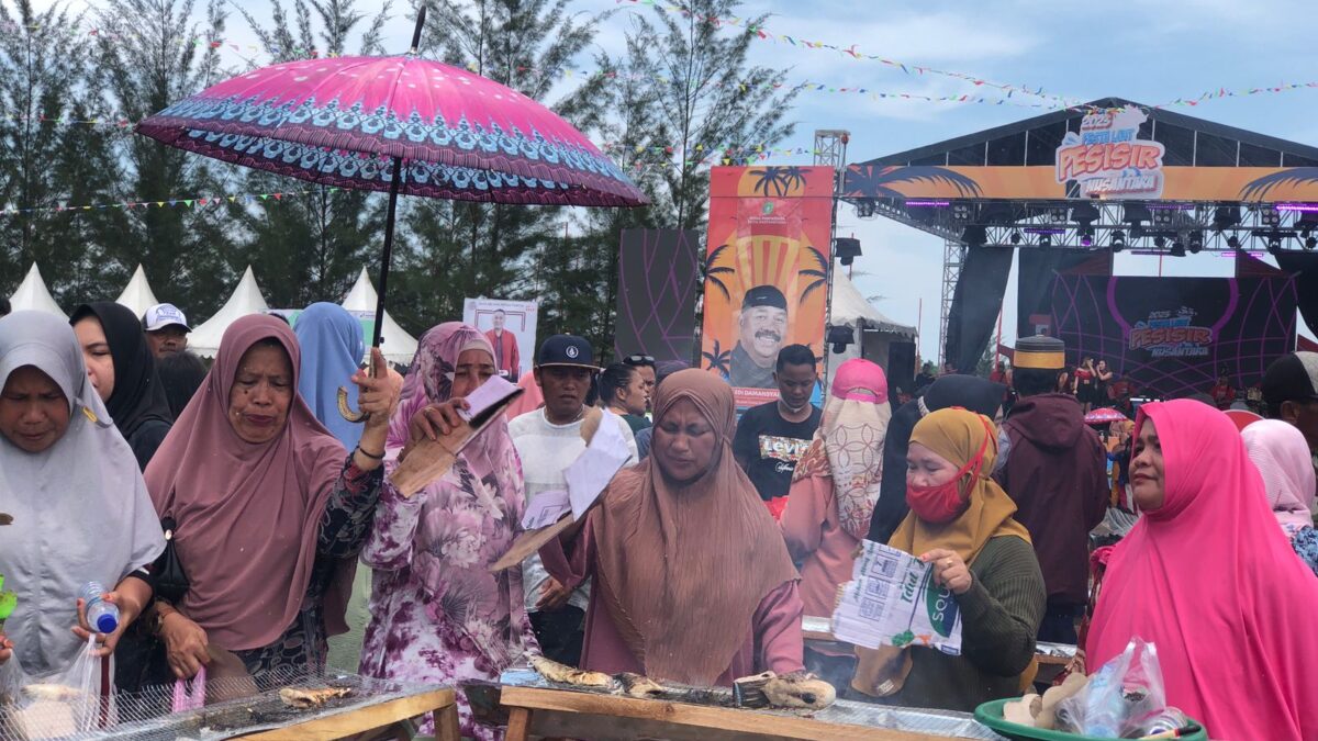 Prosesi bakar ikan bersama di acara Pesta Laut Pesisir Nusantara 2023 (Foto: Klausa.co)
