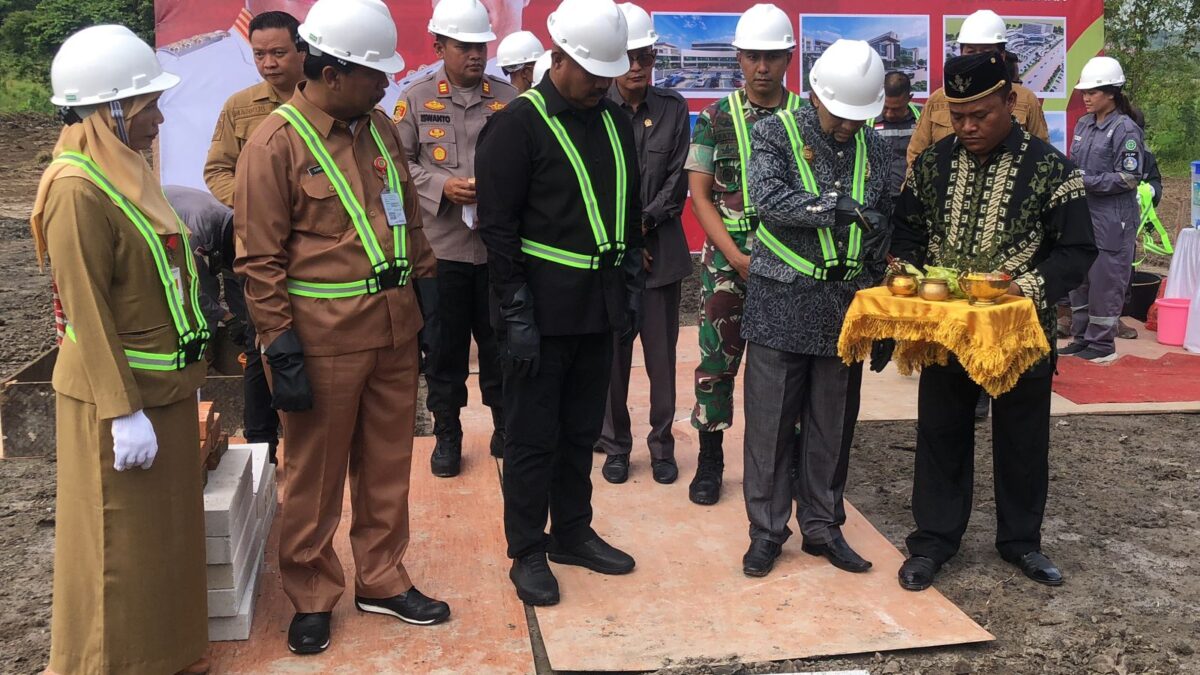 Ritual tepong tawar sebelum peletakan batu pertama pembangunan gedung baru RSUD AM Parikesit (Foto: Klausa.co)