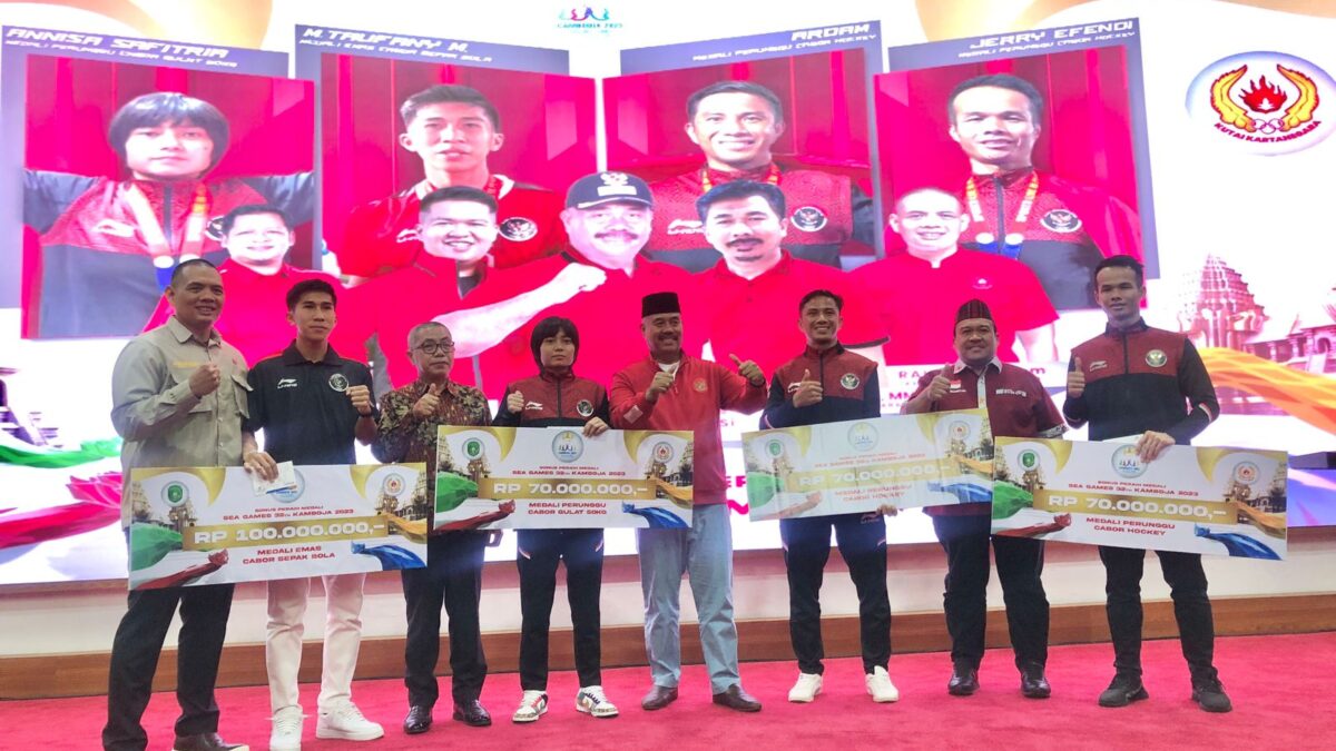 Penyerahan bonus secara simbolis kepada empat atlet yang meraih medali di ajang SEA Games Kamboja (Foto: Klausa.co)