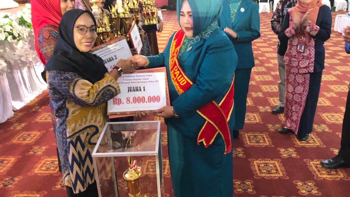 Kepala Posyandu Teratai, Asniah saat menerima Piala Juara I Posyandu Terbaik tahun 2023 tingkat Kabupaten Kukar (Foto: Klausa.co)