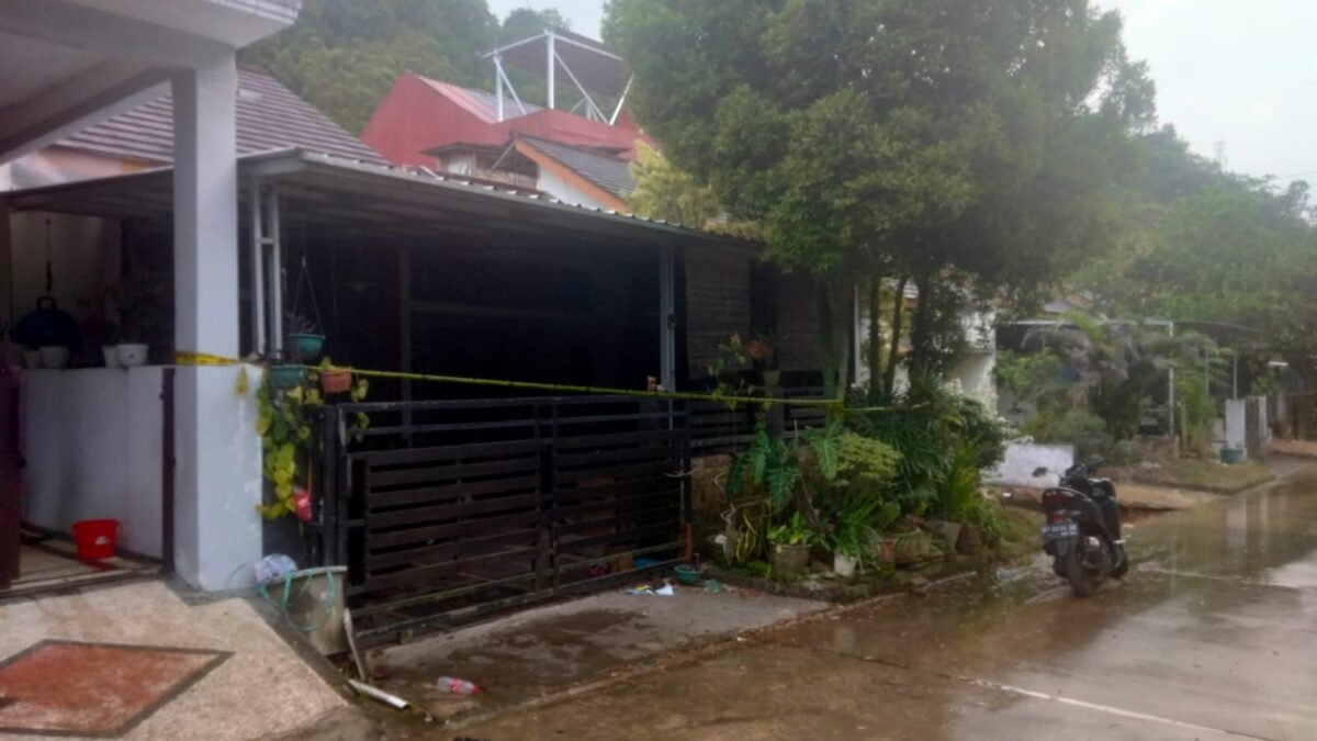 Rumah di Kluster Lavender Raya yang porak poranda akibat dari ledakan tabung gas 12 kilo. (Foto: Istimewa)