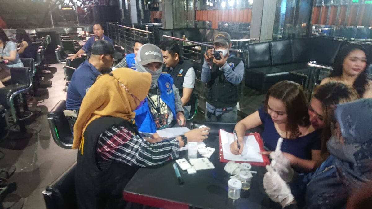 Tes Urine yang dilakukan anggota BNNK Samarinda di salah satu THM di Samarinda (foto: Klausa)