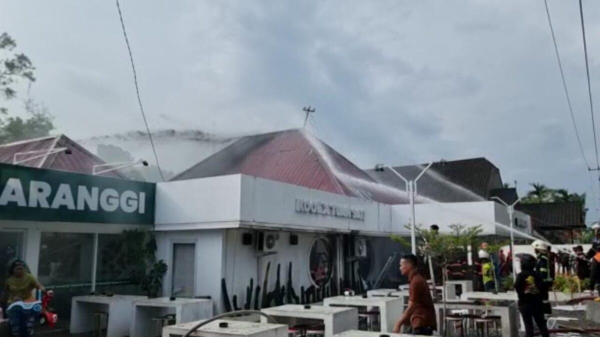 Kondisi kafe yang terbakar di jalan Cendana, Samarinda (04/05/2023). (Foto: Istimewa)