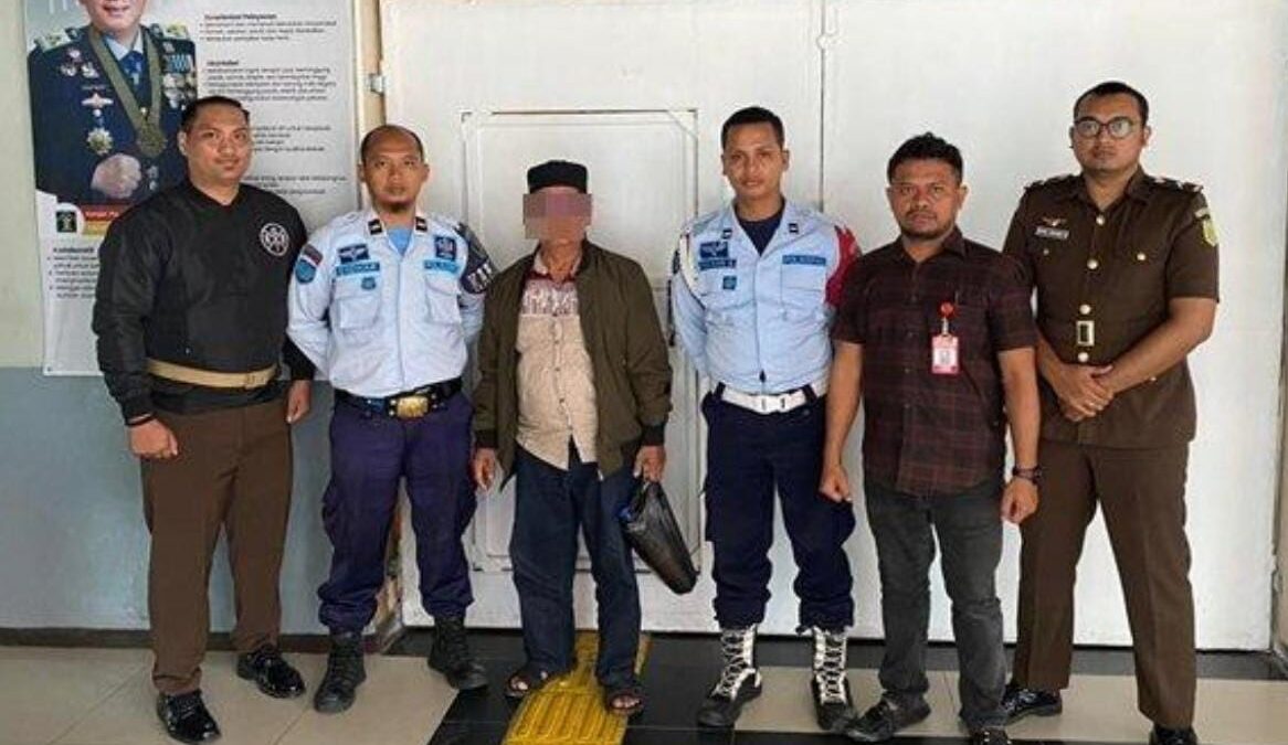 Tim jaksa eksekutor Kejari Samarinda saat menyerahkan Azhar Kadri ke Lapas Samarinda (foto: istimewa)