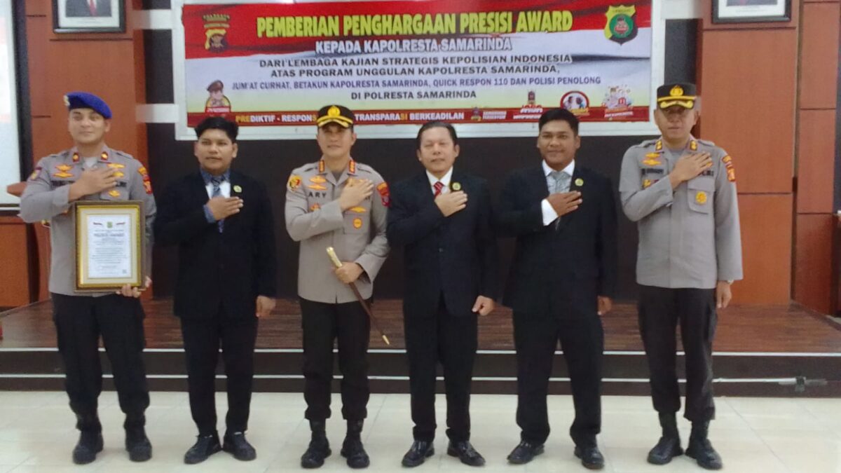 Kapolresta Samarinda Kombes Pol Ary Fadli (ketiga dari kiri) dan Direktur Lembaga Kajian Strategis Kepolisian Indonesia Dr. Edi Hasibuan (ketiga dari kanan). (Foto: Apr/Klausa)