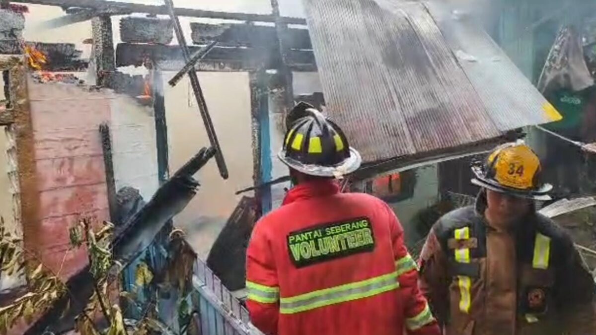 Proses pemadaman oleh Disdamkar Kota Samarinda dan dibantu oleh warga ( foto: Klausa)