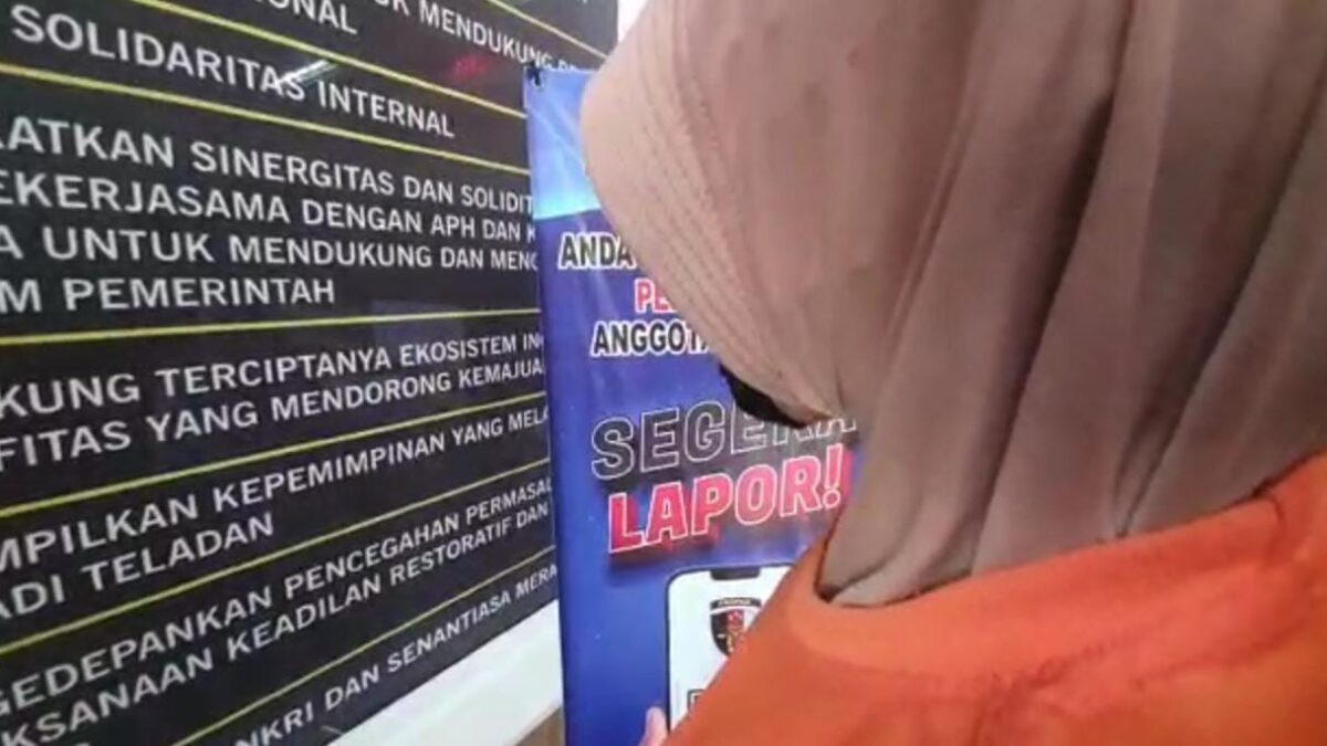Tersangka ST saat dihadirkan polisi dalam pers rilis di halaman Polresta Samarinda ( Foto: Klausa)