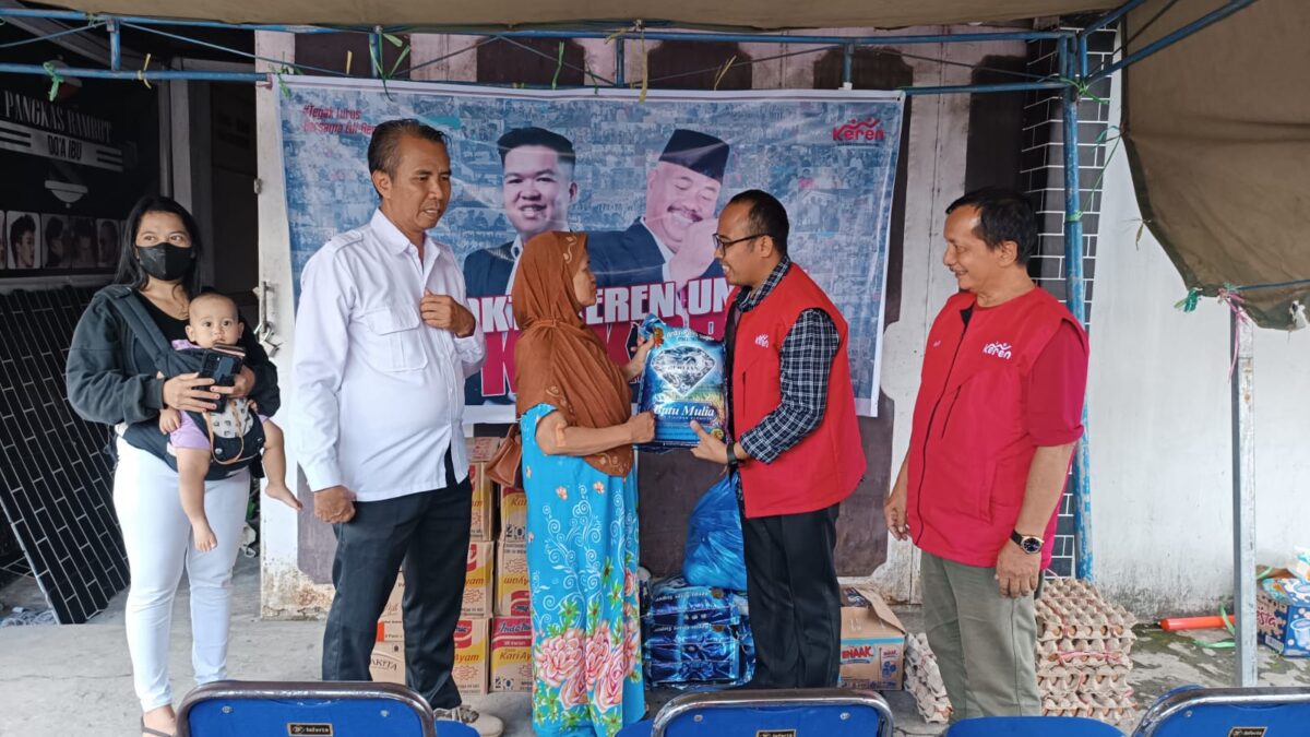 Salah satu warga terdampak kebakaran menrima bantuan sembako dari Kerabat Rendi Solihin. (Foto: Istimewa)