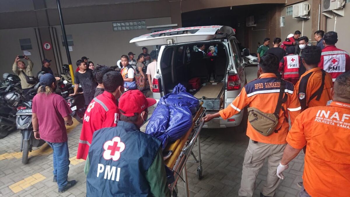 Suasana pada saat Unit Inafis Polresta Samarinda mengevakuasi jasad korban. (Foto: Istimewa)