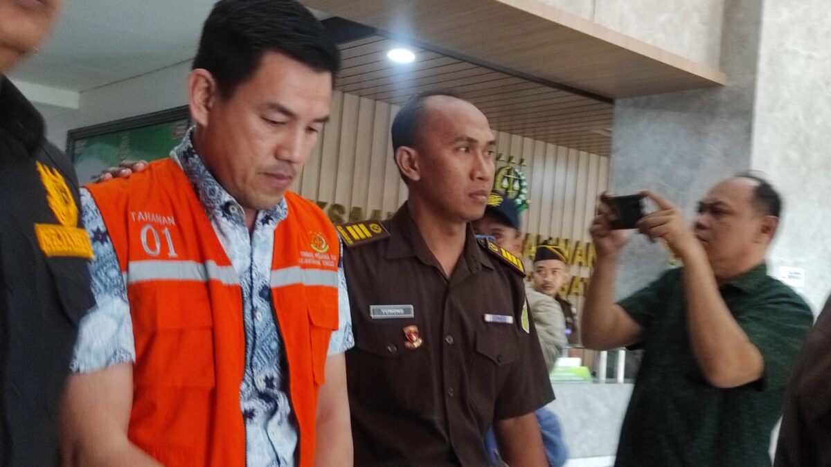 W, Direktur PT Multi Jaya Concept (MJC) saat di amankan Kejati Kaltim (Foto: Apr/Klausa)