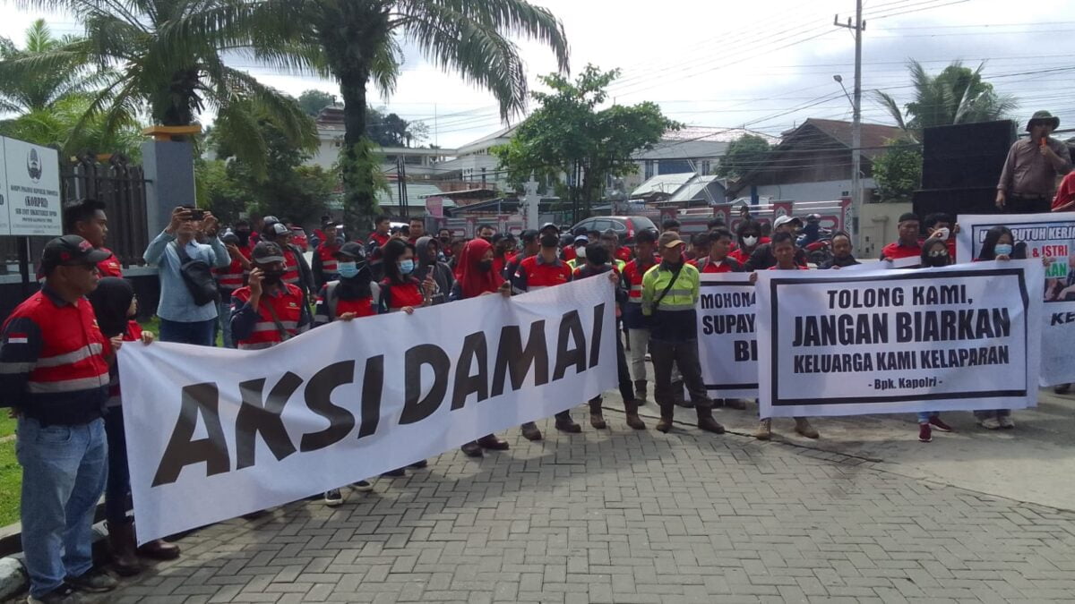 Aksi damai yang dilakukan karyawan PT BEP di depan kantor DPRD Kaltim, Rabu (21/06/2023). (Foto: Apr/Klausa)