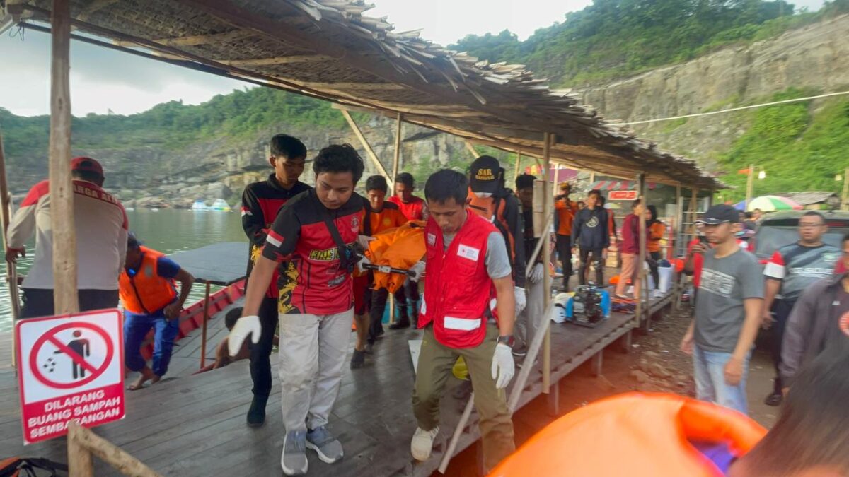 Proses evakuasi jenazah Aldiansyah, korban tenggelam di Wisata, Danurdana, Desa Perjiwa, Kukar. (Foto: Istimewa)