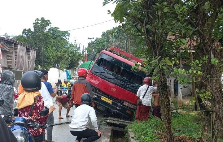 Truk bernopol KT 8425 LU yang menjadi awal kecelakaan beruntun di daerah Loa Bakung ( Foto: Istimewa)