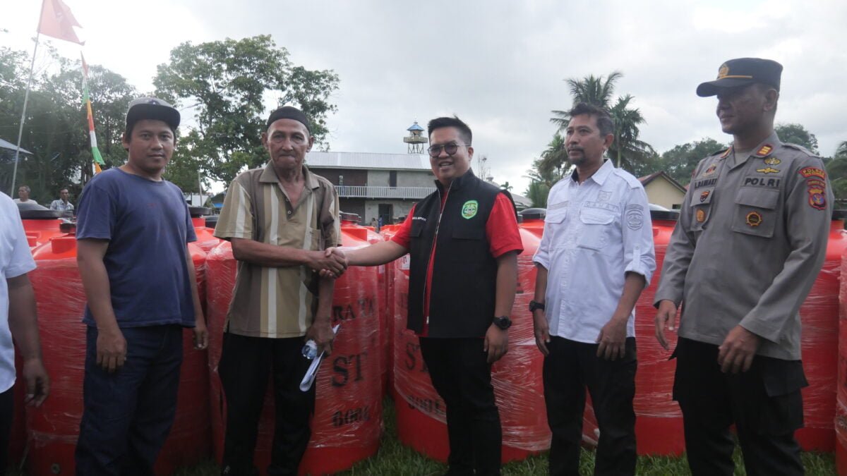 Wakil Bupati Kukar, Rendi Solihin saat memberikan bantuan tandon dan coolbox di kecamatan Sanga-sanga (Foto: Klausa.co)
