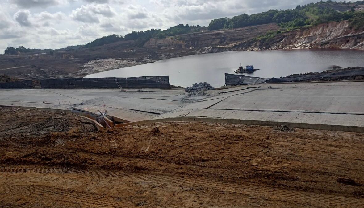 Kondisi jalan poros Dondang, Muara Jawa yang nyaris putus diduga akibat tambang batu bara ilegal (foto: istimewa)