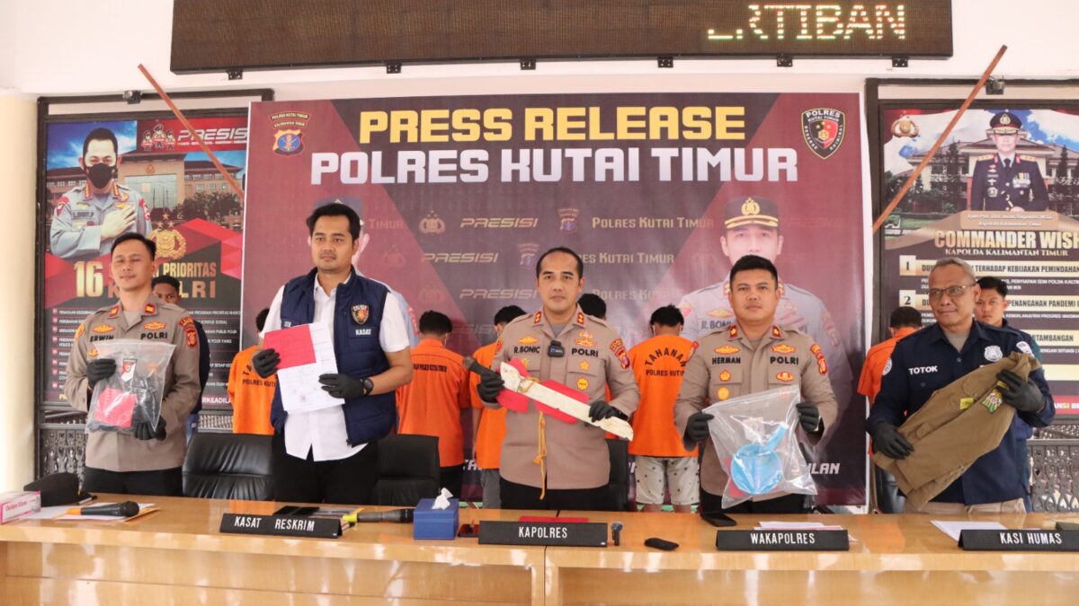 Anggota kepolisian menunjukkan barang bukti yang digunakan para pelaku (Foto: Istimewa)