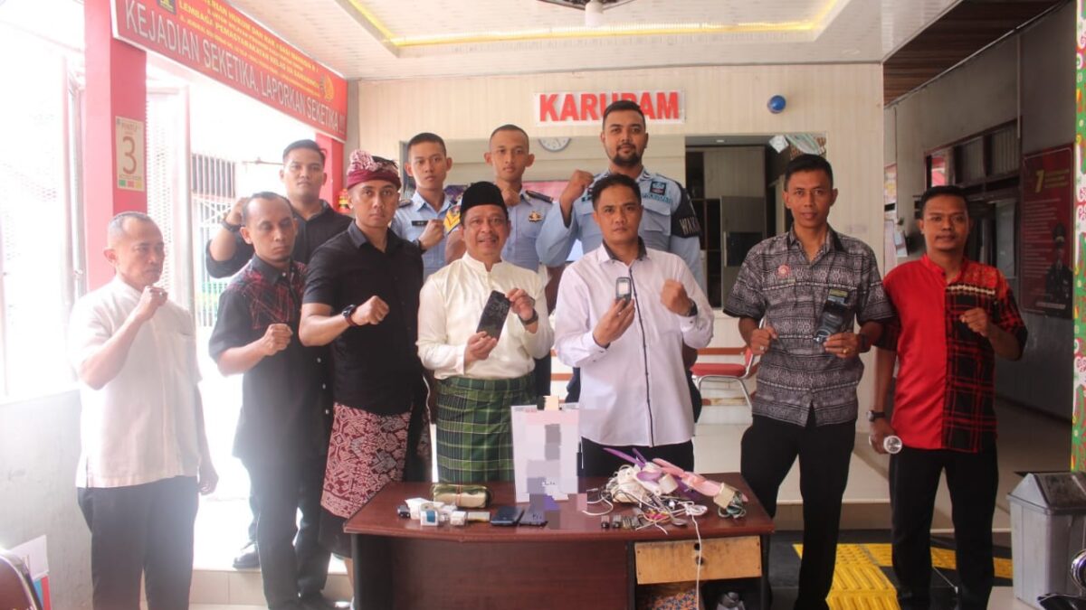 Jajaran petugas pengamanan Lapas Samarinda menunjukkan hasil temuan benda terlarang di dalam blok hunian napi. (Foto: istimewa)