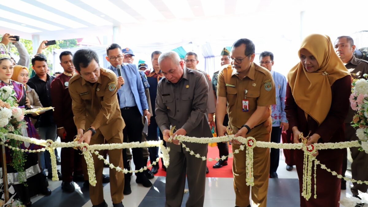 Proses potong pita dalam peresmian Rumah Sakit Mata Provinsi Kalimantan Timur oleh Gubernur Kaltim, Isran Noor (Foto: Istimewa)