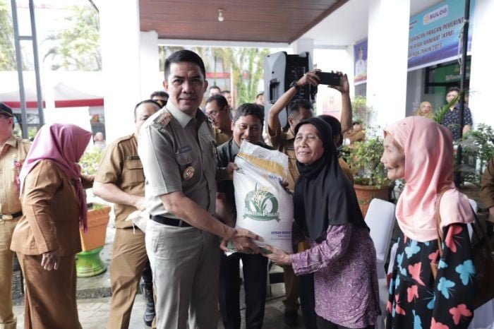 Wali Kota Samarinda, Andi Harun saat menyerahkan bantuan beras kepada masyarakat (Foto: Istimewa)