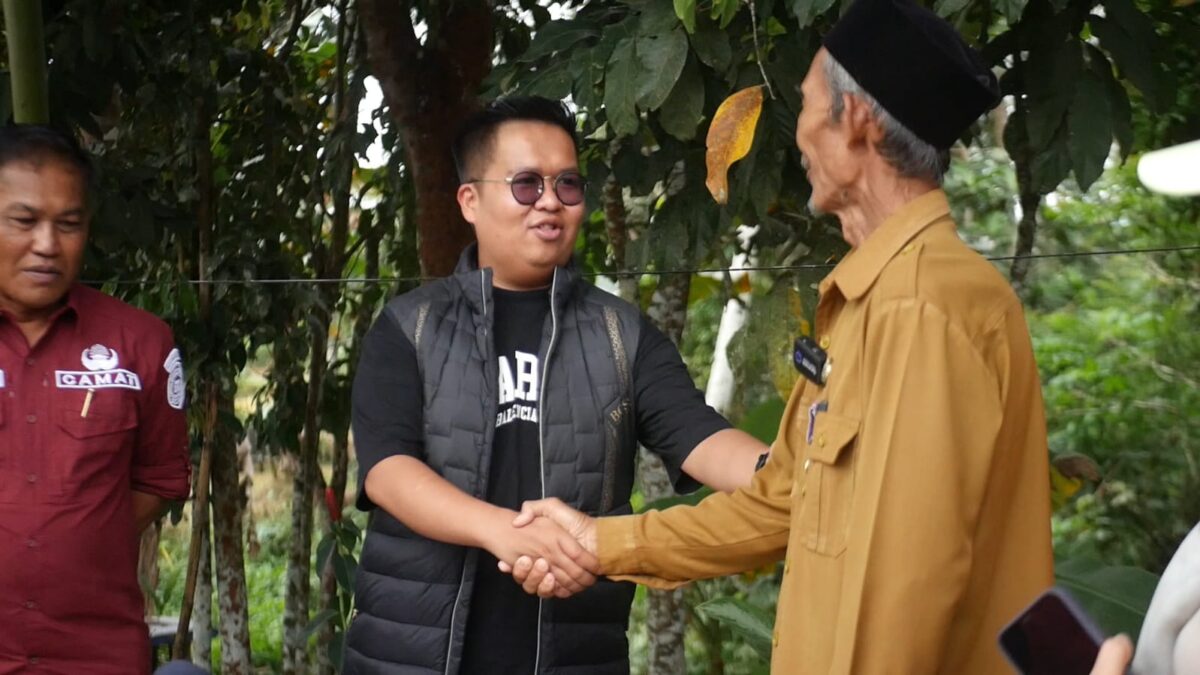 Wabup Kukar, Rendi Solihin bersama Kades Ponoragan, Sarmin (Foto: Istimewa)