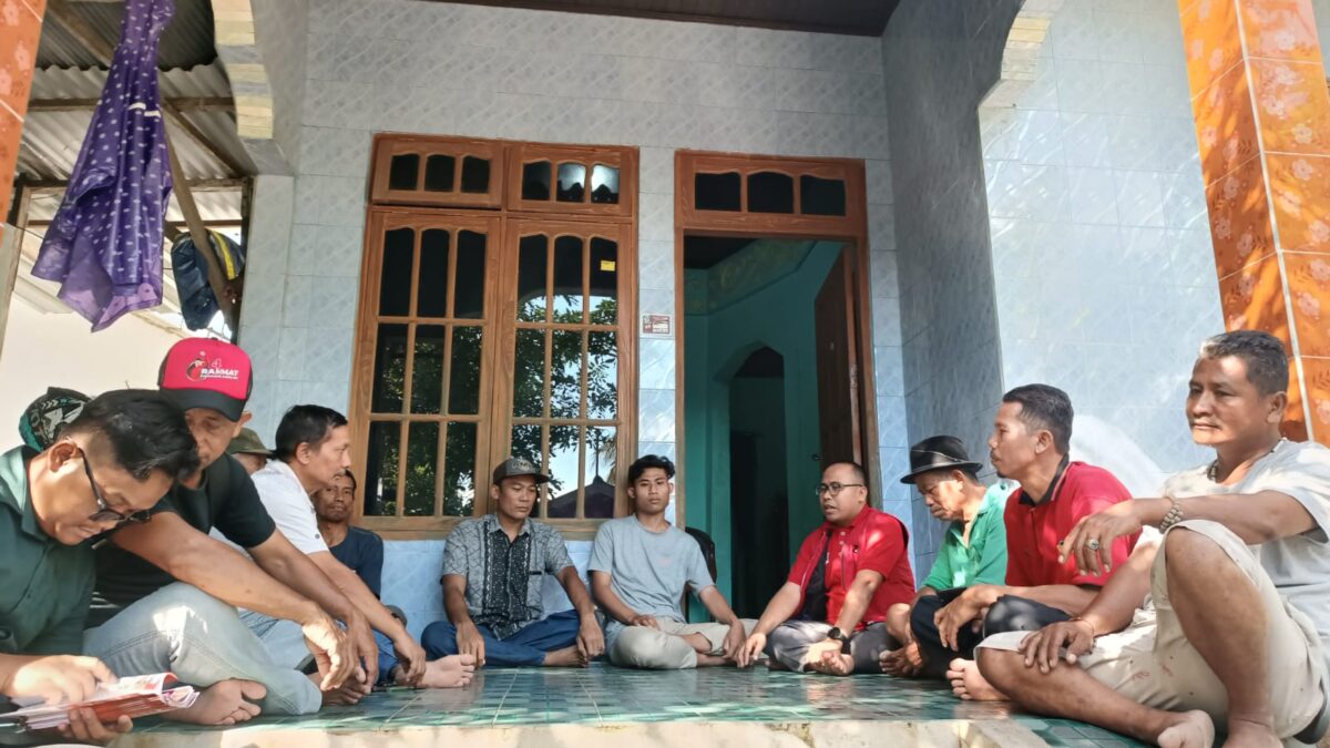 Fasilitator Program Nelayan Produktif Kutai Kartanegara, Rahmat Dermawan saat mengawal bantuan perikanan untuk beberapa kelompok pembudidaya ikan air tawar (Foto: Istimewa)