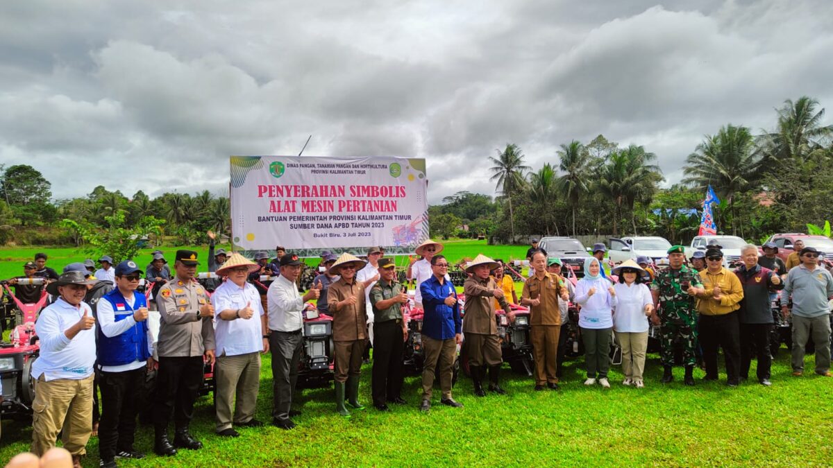 Penyerahan bantuan alsintan oleh Gubernur Kaltim Isran Noor di Kukar (Foto: Istimewa)