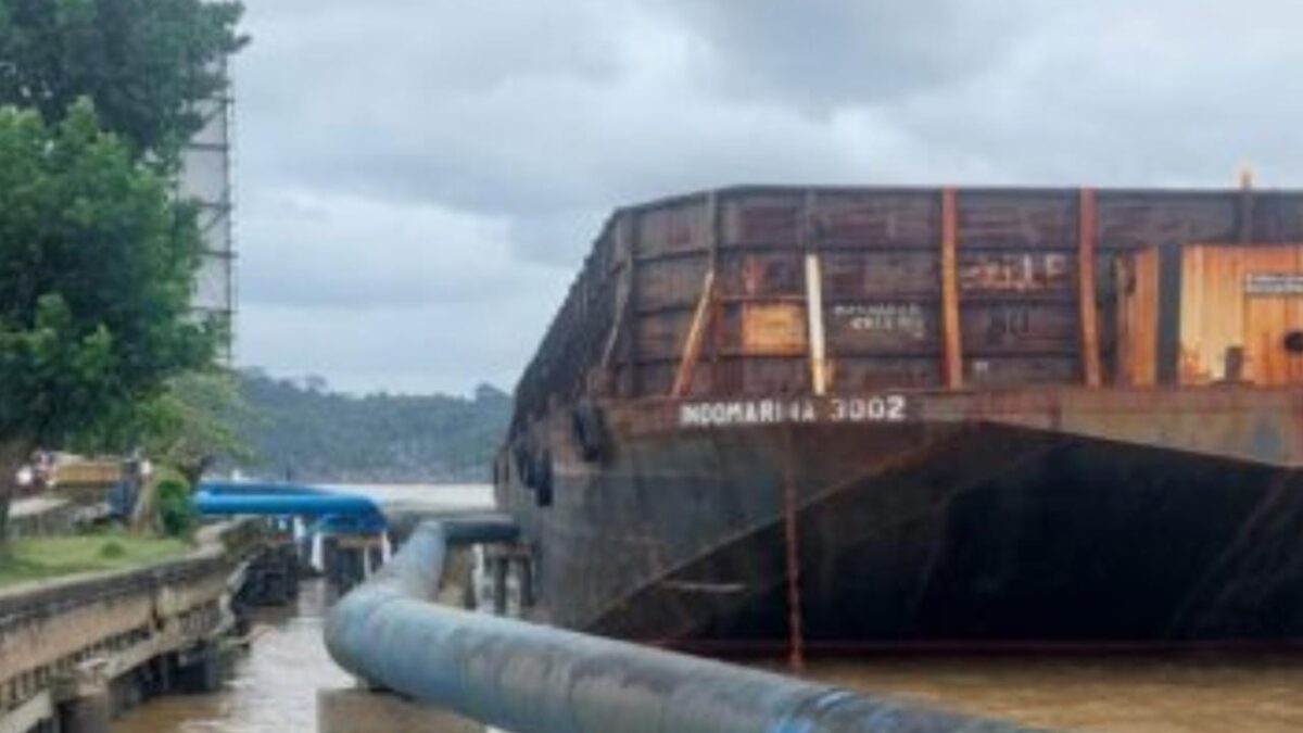Tongkang yang menabrak pipa intake Perumdam Tirta Kencana (Foto: Istimewa)