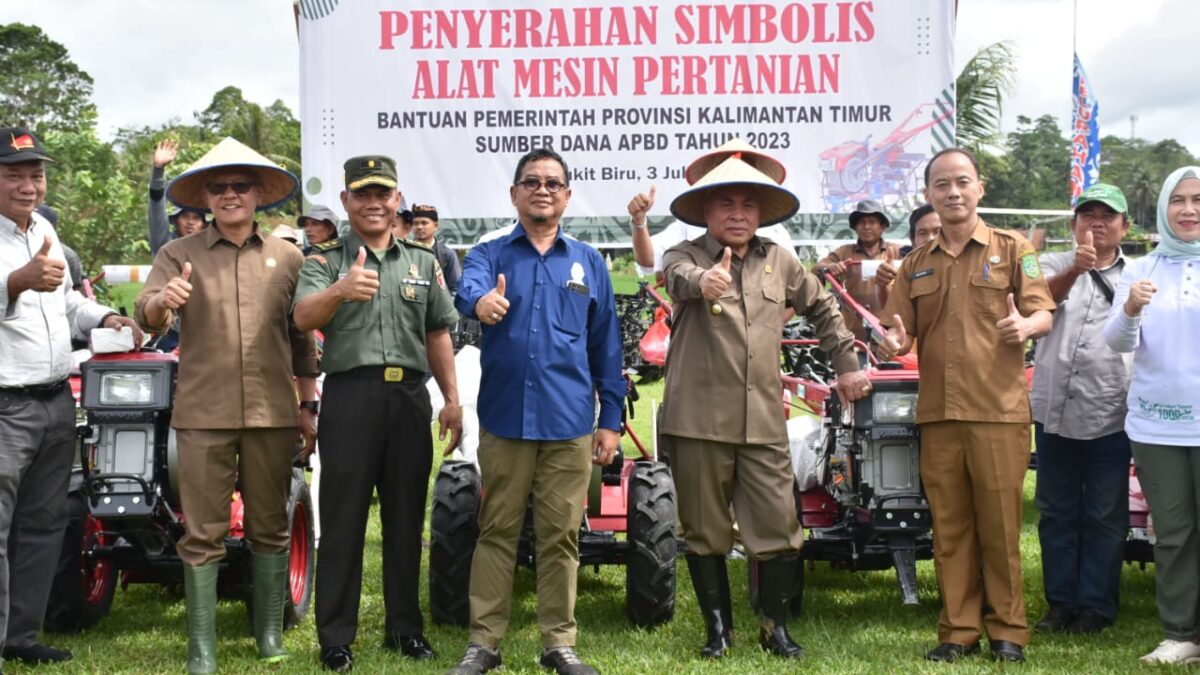 Penyerahan bantuan alsintan secara simbolis yang dihadiri Gubernur Kaltim Isran Noor (Foto: Istimewa)