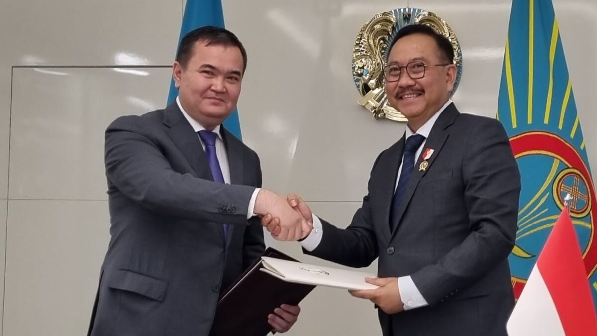 Kepala Otorita Ibu Kota Nusantara Bambang Susantono (kanan) dan Gubernur Astana Zhenis Kassymbek (kiri) (Foto: Istimewa)