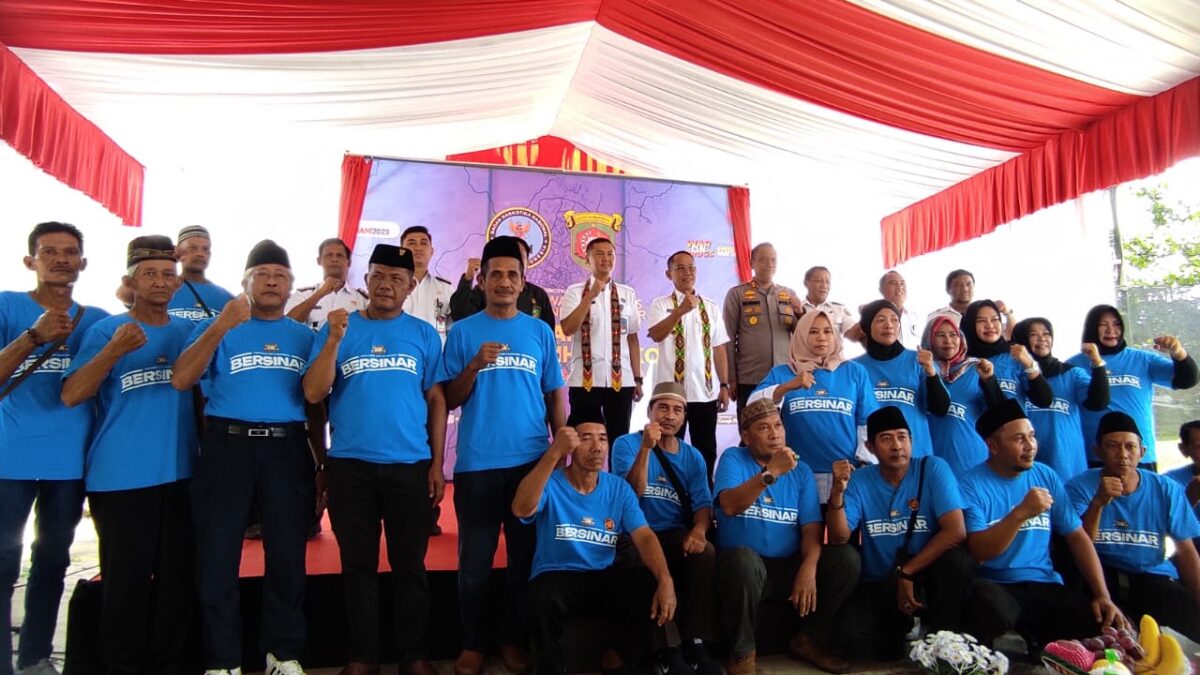 Wakil Wali Kota Rusmadi Wongso dan Kepala BNN Samarinda Kombes Pol Wiwin Firta foto bersama 30 penggiat kelurahan bersinar (Foto: Apr/Klausa)