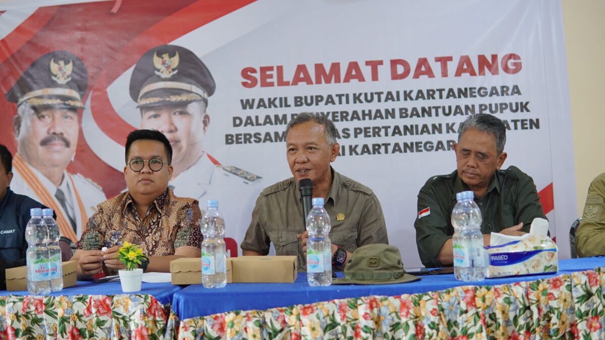 Pemkab Kukar memberikan bantuan berupa pupuk organik dan alsintan kepada para petani di kecamatan Samboja Barat (Foto: Istimewa)