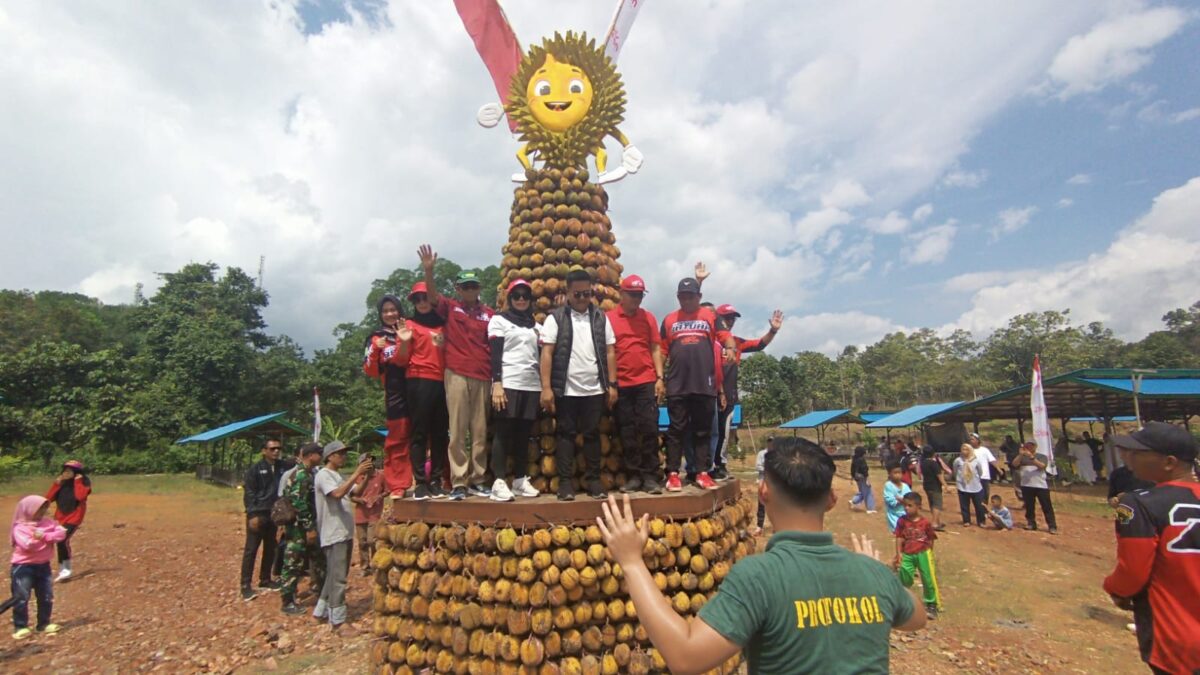Wakil Bupati Kukar, Rendi Solihin saat menghadiri festival buah Lai di Desa Batuah (Foto: Istimewa)