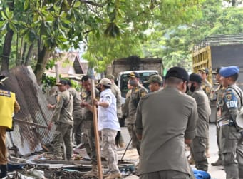 Satpol PP yang bertugas menertibkan beberpa PKL di kawasan jalan Teuku Umar (Foto: Istimewa)